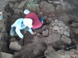 Sebuah Kepala Kala Ditemukan di Reruntuhan Candi Keboireng Pasuruan