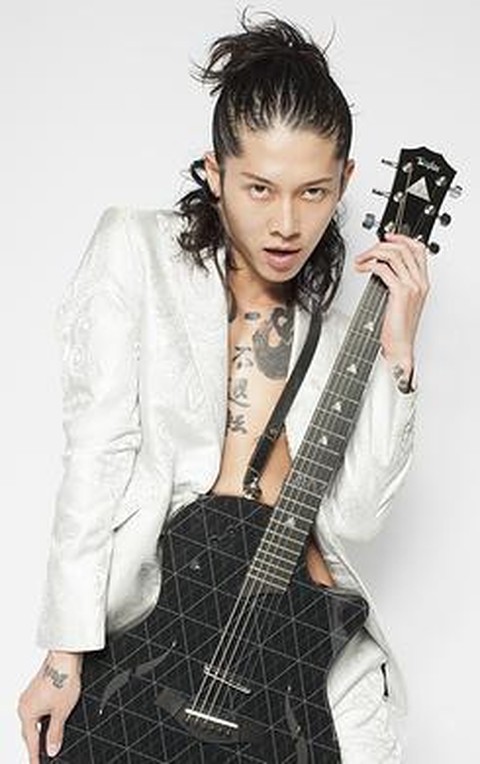  Pose Terbaik  Miyavi dengan Gitarnya yang Bikin Wanita 