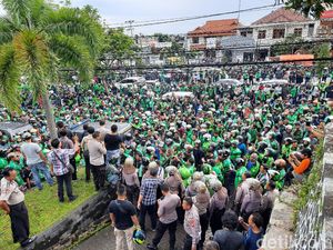 Ribut di Sleman, Massa Ojol dan Debt Collector Sempat Saling Lempar Batu
