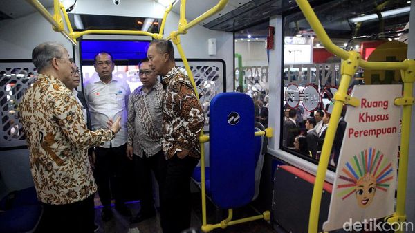 Momen Menperin Tinjau Kendaraan Komersial di Pameran Otomotif