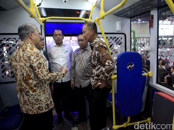 Momen Menperin Tinjau Kendaraan Komersial di Pameran Otomotif