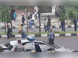 Video: Saling Lempar Batu, Ojol Vs Debt Collector Ribut di Sleman