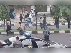 Video: Saling Lempar Batu, Ojol Vs Debt Collector Ribut di Sleman