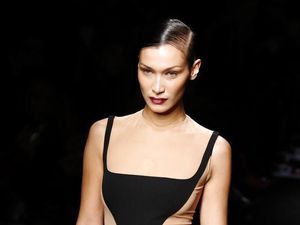 Tegur Polisi Tak Bermasker, Bella Hadid Acungkan Jari Tengah Tegur Polisi Tak Bermasker, Bella Hadid Acungkan Jari Tengah