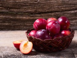 10 Manfaat Buah Plum Merah yang Tinggi Antioksidan