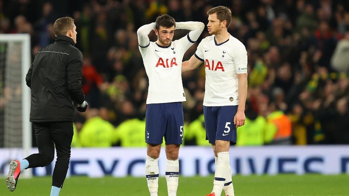 LONDON, ENGLAND - MARCH 04: Troy Parrott of Tottenham Hotspur is consoled by teammate Jan Vertonghen after the FA Cup Fifth Round match between Tottenham Hotspur and Norwich City at Tottenham Hotspur Stadium on March 04, 2020 in London, England. (Photo by Julian Finney/Getty Images)