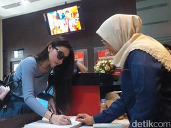 Awkarin dan Ruth Stefanie Datangi Polda Jatim Jadi Saksi Kasus Carding