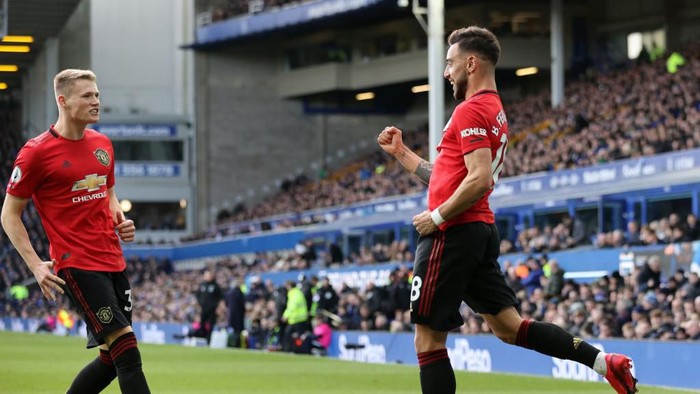 LIVERPOOL, ENGLAND - MARCH 01:  Bruno Fernandes of Manchester United celebrates with teammate Scott McTominay after scoring his teams first goal during the Premier League match between Everton FC and Manchester United at Goodison Park on March 01, 2020 in Liverpool, United Kingdom. (Photo by Clive Brunskill/Getty Images)