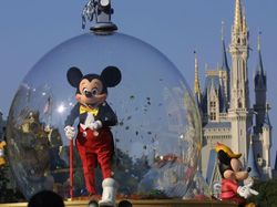 Tak Pakai Masker di Disney World, Pria Ini Malah Minta Dukungan