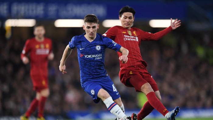 LONDON, ENGLAND - MARCH 03:  Billy Gilmour of Chelsea is challenged by Takumi Minamino of Liverpool during the FA Cup Fifth Round match between Chelsea FC and Liverpool FC at Stamford Bridge on March 03, 2020 in London, England. (Photo by Shaun Botterill/Getty Images)