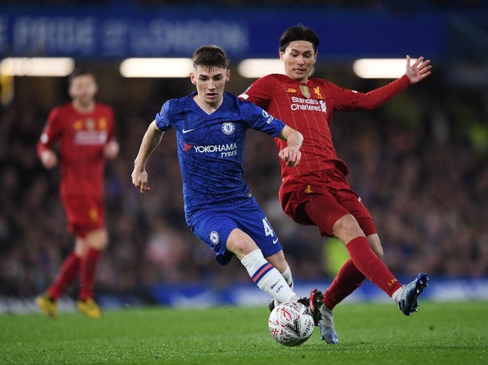 LONDON, ENGLAND - MARCH 03:  Billy Gilmour of Chelsea is challenged by Takumi Minamino of Liverpool during the FA Cup Fifth Round match between Chelsea FC and Liverpool FC at Stamford Bridge on March 03, 2020 in London, England. (Photo by Shaun Botterill/Getty Images)
