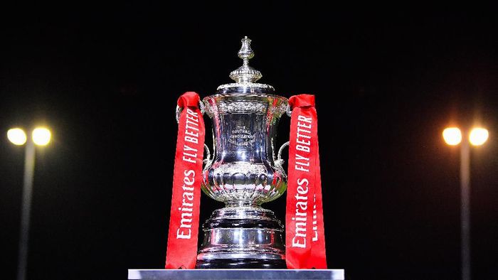 Piala FA MALDON, ENGLAND - NOVEMBER 29: The FA Trophy is seen prior to the FA Cup Second Round match between Maldon and Tiptree FC abd Newport County AFC at The Wallace Binder Ground on November 29, 2019 in Maldon, England. (Photo by Justin Setterfield/Getty Images)