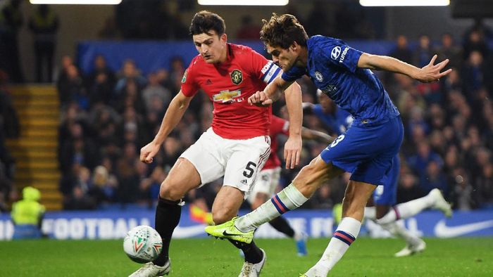 Harry Maguire Marcos Alonso LONDON, ENGLAND - OCTOBER 30: Marcos Alonso of Chelsea shoots under pressure from Harry Maguire of Manchester United during the Carabao Cup Round of 16 match between Chelsea and Manchester United at Stamford Bridge on October 30, 2019 in London, England. (Photo by Mike Hewitt/Getty Images)