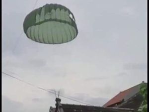 Viral Dua Penerjun Payung Nyasar Mendarat di Rumah Warga Sidoarjo