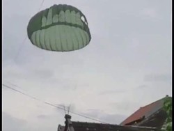 Viral Dua Penerjun Payung Nyasar Mendarat di Rumah Warga Sidoarjo