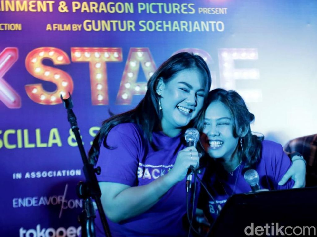 Senyum Vanesha Prescilla dan Sissy Prescilla yang Main bareng di Backstage