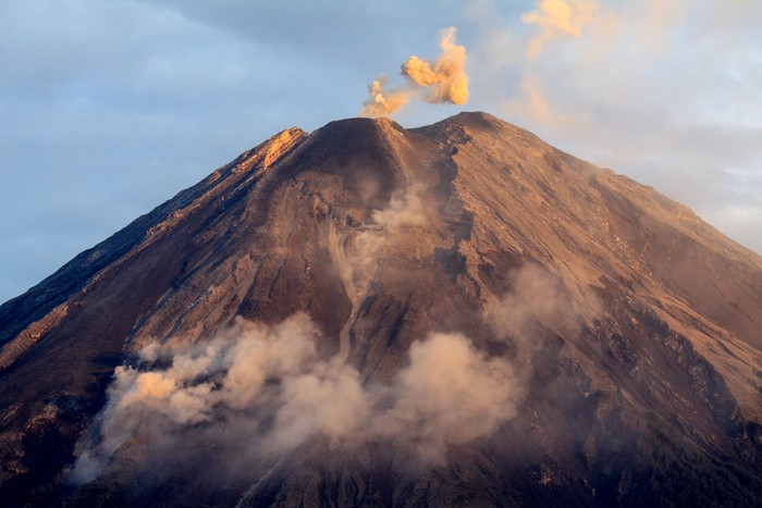 Refleksi Gunung Semeru yang mengeluarkan awan panas dari kawasan Pranajiwo, Lumajang, Jawa Timur, Kamis (5/3/2020). Aktivitas vulkanik Gunung Semeru meningkat sejak sepekan terakhir dengan mengeluarkan awan panas sejauh tiga kilometer dan intensitas delapan kali guguran lava pijar dengan status level II atau waspada. ANTARA FOTO/Umarul Faruq/wsj.