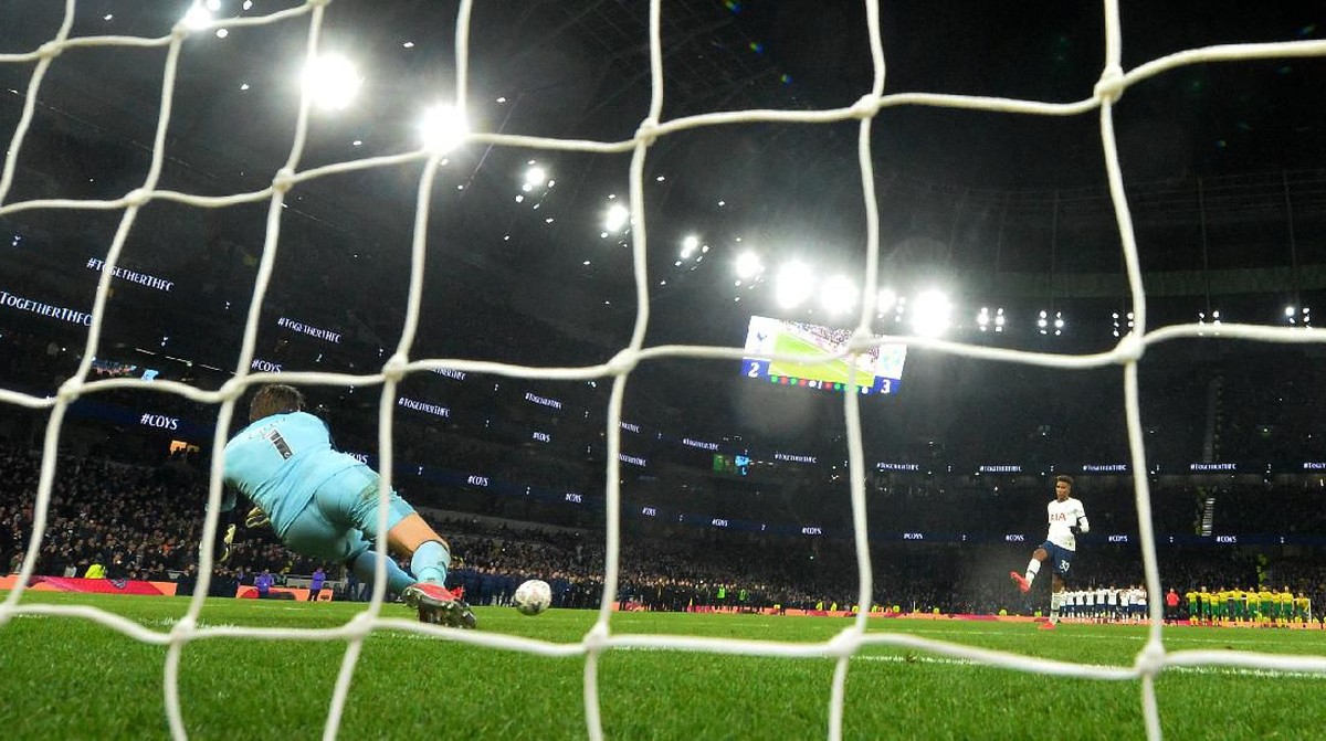 Jose Mourinho tak berjodoh dengan adu penalti (Alex Davidson/Getty Images)