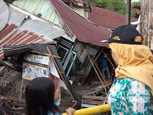 Hujan Deras Disertai Angin Kencang, 2 Rumah di Jambi Ambruk