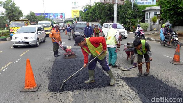 Asyik! Jalan Berlubang di Kawasan Bekasi Diperbaiki