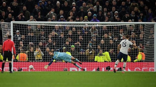 Tim Krul berhasil menebak arah bola tembakan Eric Dier