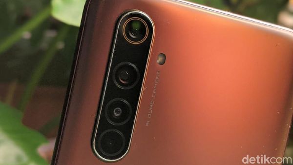 Menggenggam Realme X50 Pro 5G di Indonesia