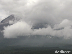 Gunung Semeru Muntahkan Lava Pijar, Warga Tenang Tapi Waspada