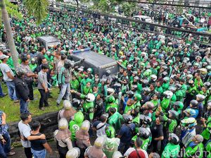 Massa Ojol Ribut dengan Kelompok Debt Collector di Sleman