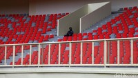 Stadion ini menggunakan single seat dengan corak yang mirip dengan Stadion Utama Gelora Bung Karno.