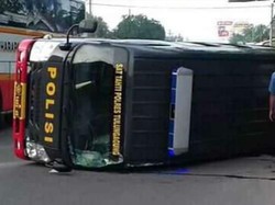 Mobil Pengangkut 10 Napi Terguling di Tulungagung