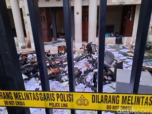 Ricuh Massa Ojol Vs DC di Sleman, Kantor Leasing Porak-poranda