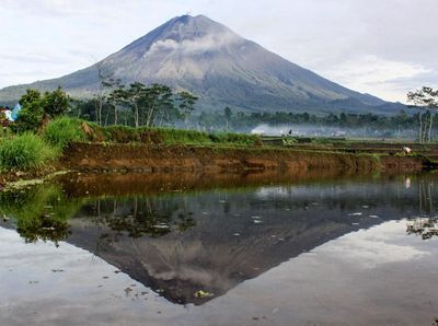 Potret Tiga Bentuk Gunung Api di Dunia