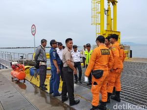 Truk Muatan Semen Nyemplung ke Laut di Pelabuhan Merak
