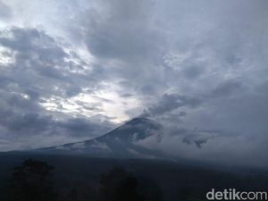 Gunung Semeru Luncurkan Lava Pijar, Status Masih Waspada