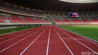 Lintasan lari mengelilingi lapangan bola tersebut.
