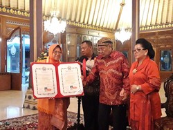 Keraton Surakarta Beri Gelar Kanjeng Mas Ayu kepada Risma