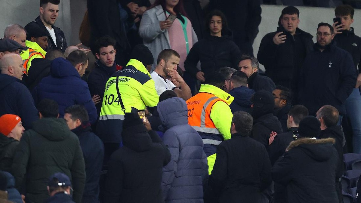 Eric Dier ribut dengan fans Tottenham di tribune stadion. (Foto: Getty Images/Julian Finney)