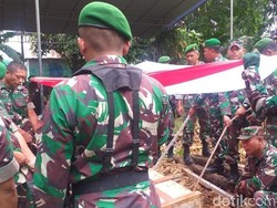 Suasana Haru Selimuti Pemakaman Serka Iskandar yang Gugur Diinjak Gajah