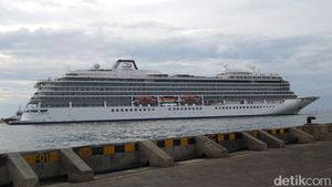 Sempat Ditolak, Kapal Pesiar Viking Sun Akhirnya Berlabuh di Semarang