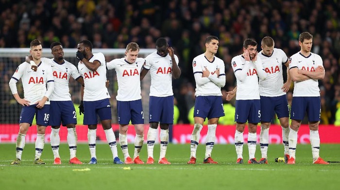LONDON, ENGLAND - MARCH 04: Players of Tottenham Hotspur look on in the penalty shootout during the FA Cup Fifth Round match between Tottenham Hotspur and Norwich City at Tottenham Hotspur Stadium on March 04, 2020 in London, England. (Photo by Julian Finney/Getty Images)