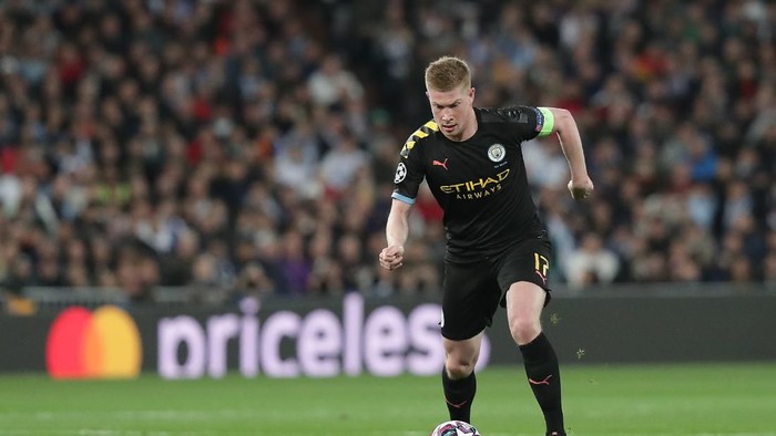 MADRID, SPAIN - FEBRUARY 26: Kevin De Bruyne of Manchester City FC controls the ball during the UEFA Champions League round of 16 first leg match between Real Madrid and Manchester City at Bernabeu on February 26, 2020 in Madrid, Spain. (Photo by Gonzalo Arroyo Moreno/Getty Images)