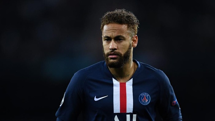 MADRID, SPAIN - NOVEMBER 26: Neymar JR of Paris Saint-Germain looks on during the UEFA Champions League group A match between Real Madrid and Paris Saint-Germain at Bernabeu on November 26, 2019 in Madrid, Spain. (Photo by David Ramos/Getty Images)