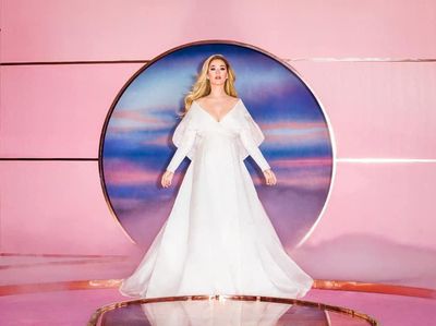 Gaya Katy Perry saat Umumkan Kehamilan di Video Klip Terbaru