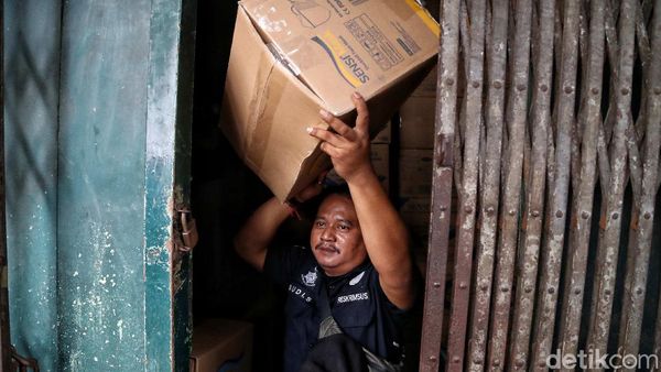 Polisi Sidak Distributor Masker di Kawasan Glodok