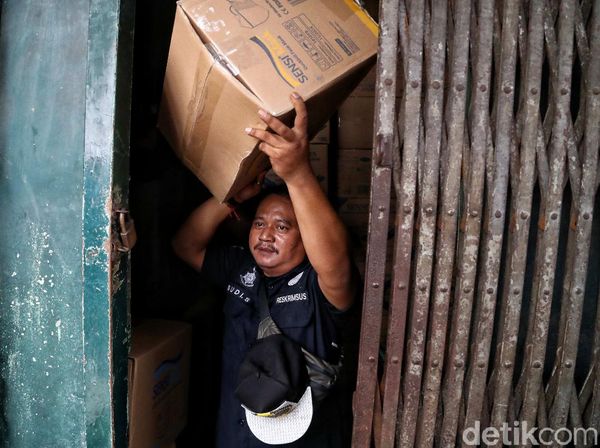 Polisi Sidak Distributor Masker di Kawasan Glodok