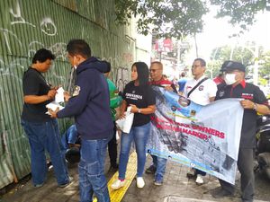 Aksi Penunggang Nmax-Xmax Bagi-bagi Masker