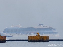 Penumpang Diperiksa Sebelum Kapal Pesiar Viking Sun Sandar di Semarang