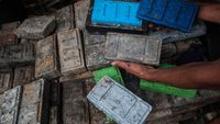 Warga di Lebak Olah Limbah Sampah Plastik Jadi Paving Block
