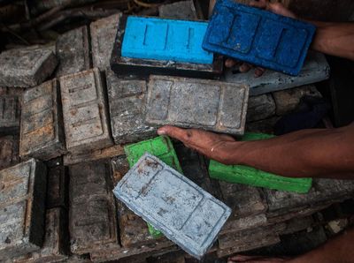Warga di Lebak Olah Limbah Sampah Plastik Jadi Paving Block