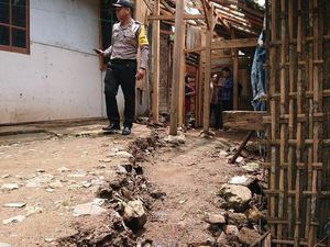 Tanah Gerak Merusak Rumah, Warga Trenggalek Mengungsi